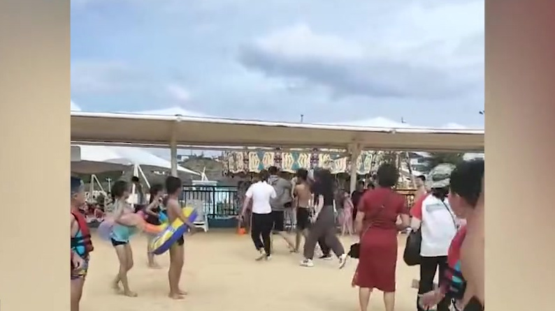 【江西一水上乐园回应小孩溺亡后广播员连喊“没关系”:当时不了解情况,已停业调查】7月3日,