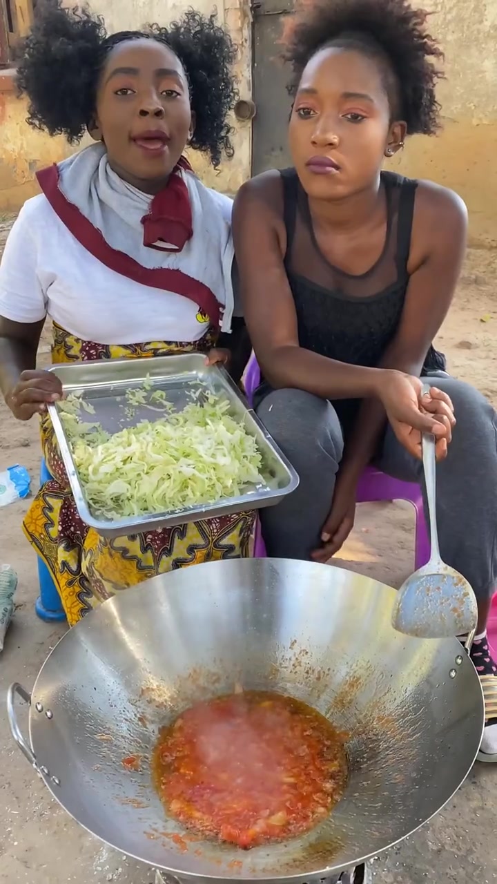 非洲女人真会做饭吗?用圆白菜炒西红柿,搞得我真是无语了!