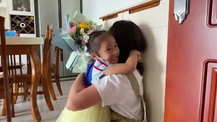 【回家啦!广州女医护人员隔离结束回家 被女儿扑倒】7月4日上午,广州医科大学附属肿瘤医院医