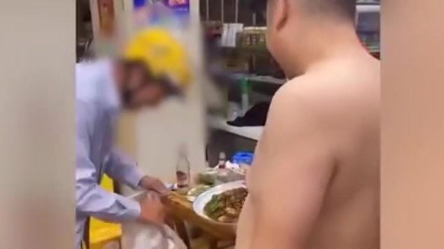 【外卖小哥打包饭店客人剩饭菜老板加送两瓶啤酒】山东济宁,一名外卖小哥看到餐桌上客人吃剩的饭