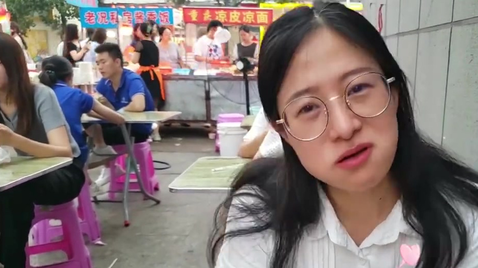 跟着辣姐在武汉打卡湖北经济学院小吃街,规模之大出乎意料,不仅找到了在武汉几乎绝版的梅花糕,