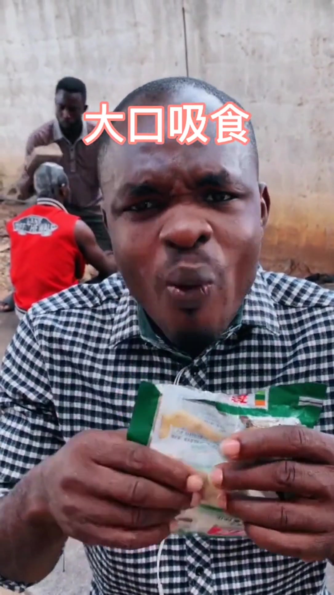 当非洲人第一次吃泡椒凤爪,嘴里说好吃,脸上怎么是这种表情