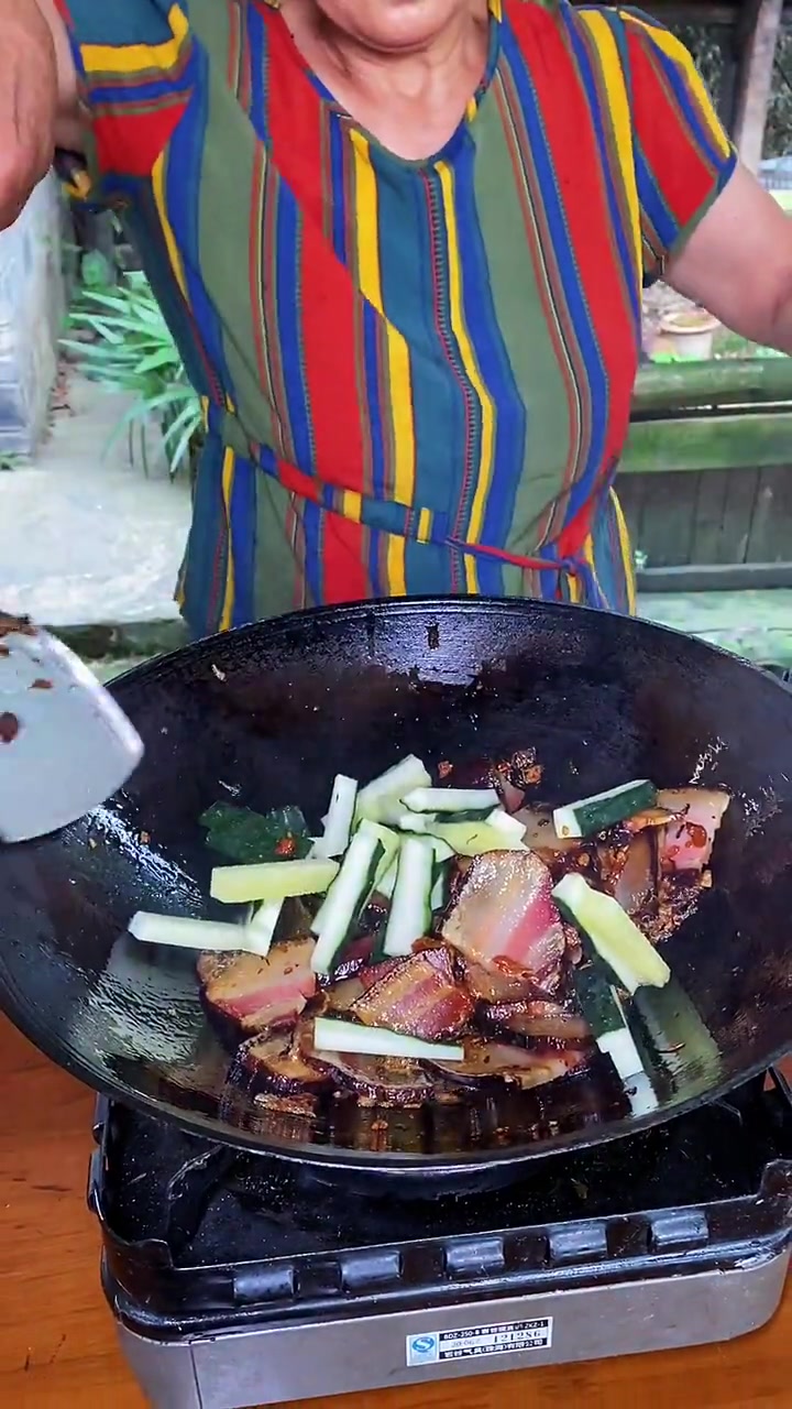 外婆菜炒腊肉,再加一些黄瓜,这就是荤素搭配吗?
