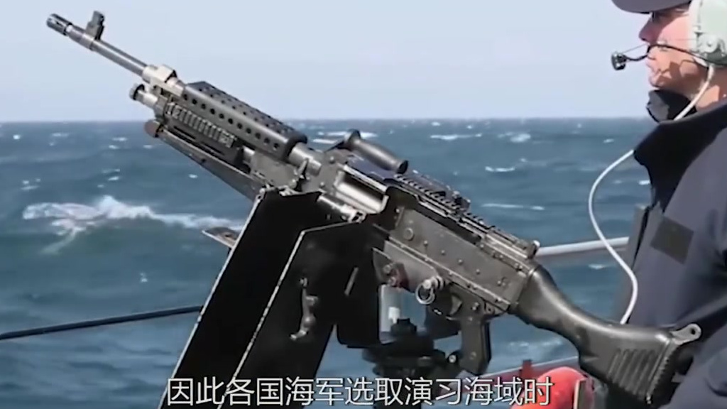 【32国在黑海大搞军演,最后炸出那么多鱼,各国该咋处理?】在英军战舰遭遇俄军的开火警告被赶