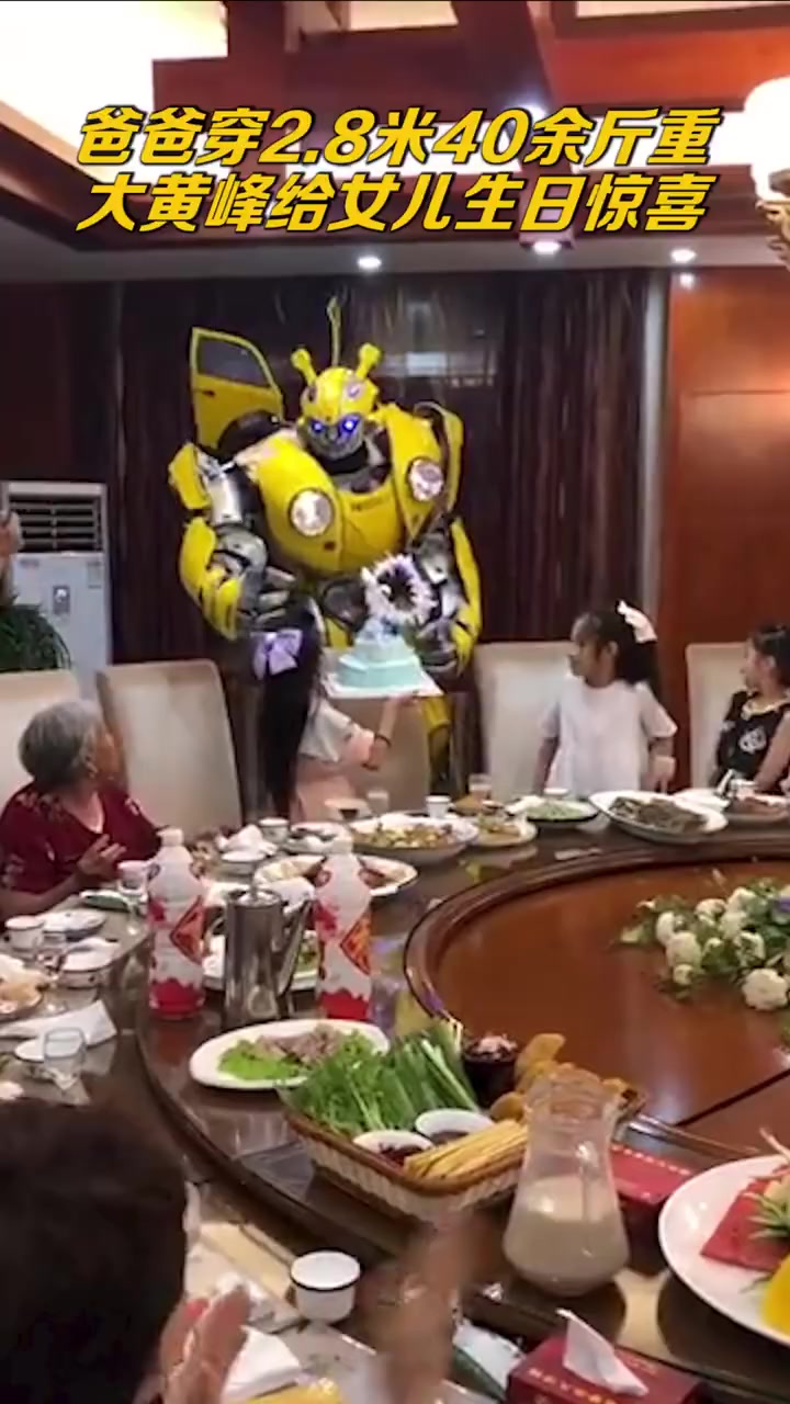 【惊喜!爸爸穿2.8米大黄峰给女儿过生日:生活需要仪式感[心]】7月5日,山东寿光,刘先生