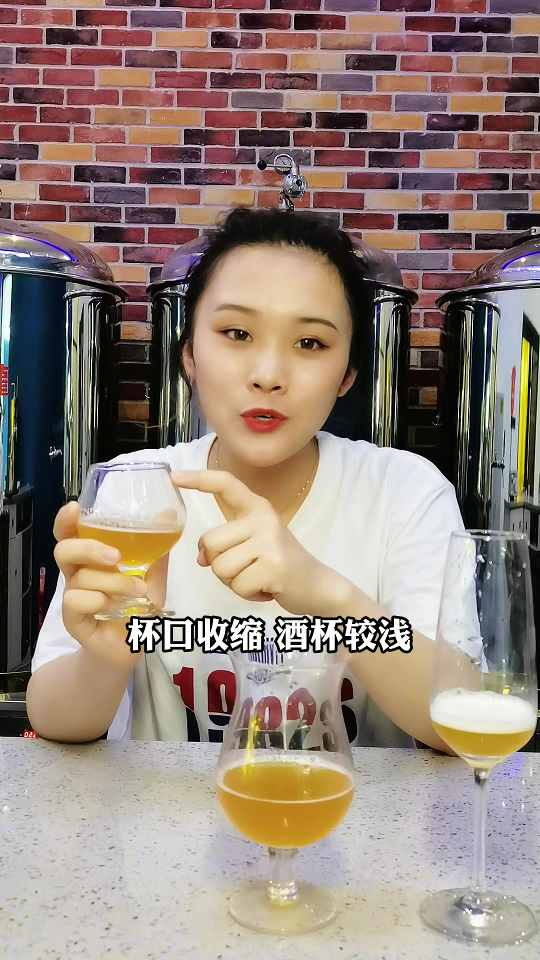 啤酒杯分类:高脚啤酒杯