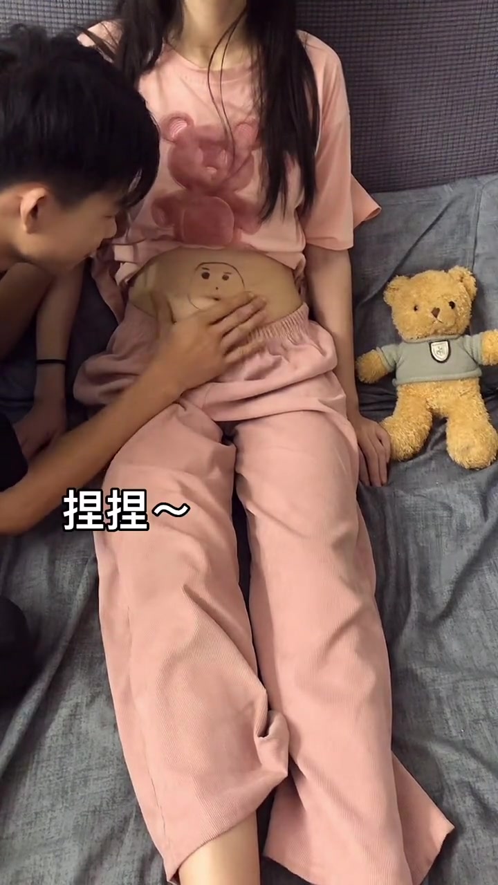 女生肚子上的肉肉也太可爱了吧