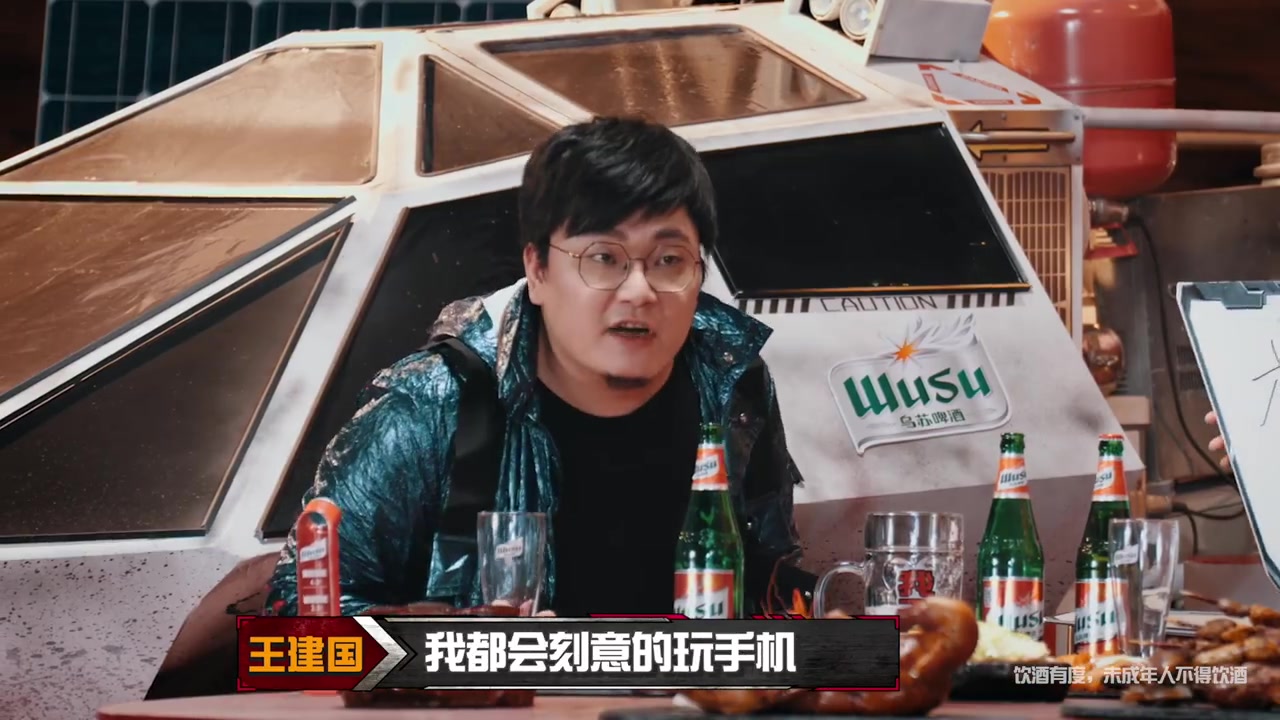 @死胖子王建国 这sense如你所愿。这酒局如你所想。作为老乌苏人的王建国,第二年参加硬核