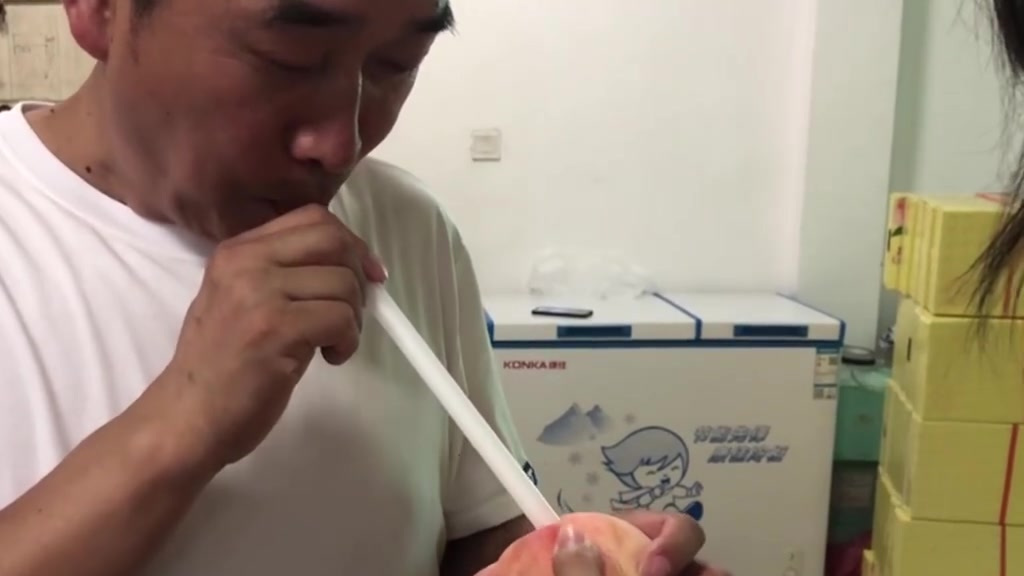 【馋!实拍插上吸管就能喝的水蜜桃】9日,记者走访当地水蜜桃种植基地时看到,当地的白凤水蜜桃