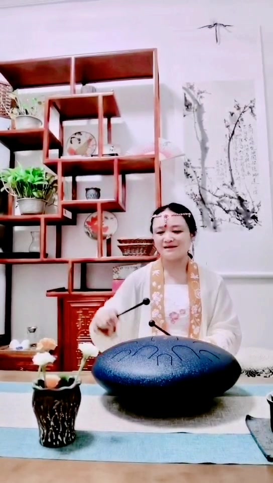 雨落边敲空灵鼓边朗诵毛泽东诗词《蝶恋花.答李淑一》,画面好美