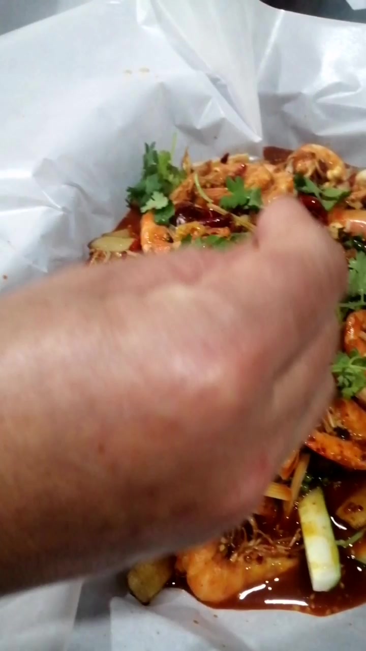 今天第一桌客人点的我家绝味纸包虾!有食欲不?