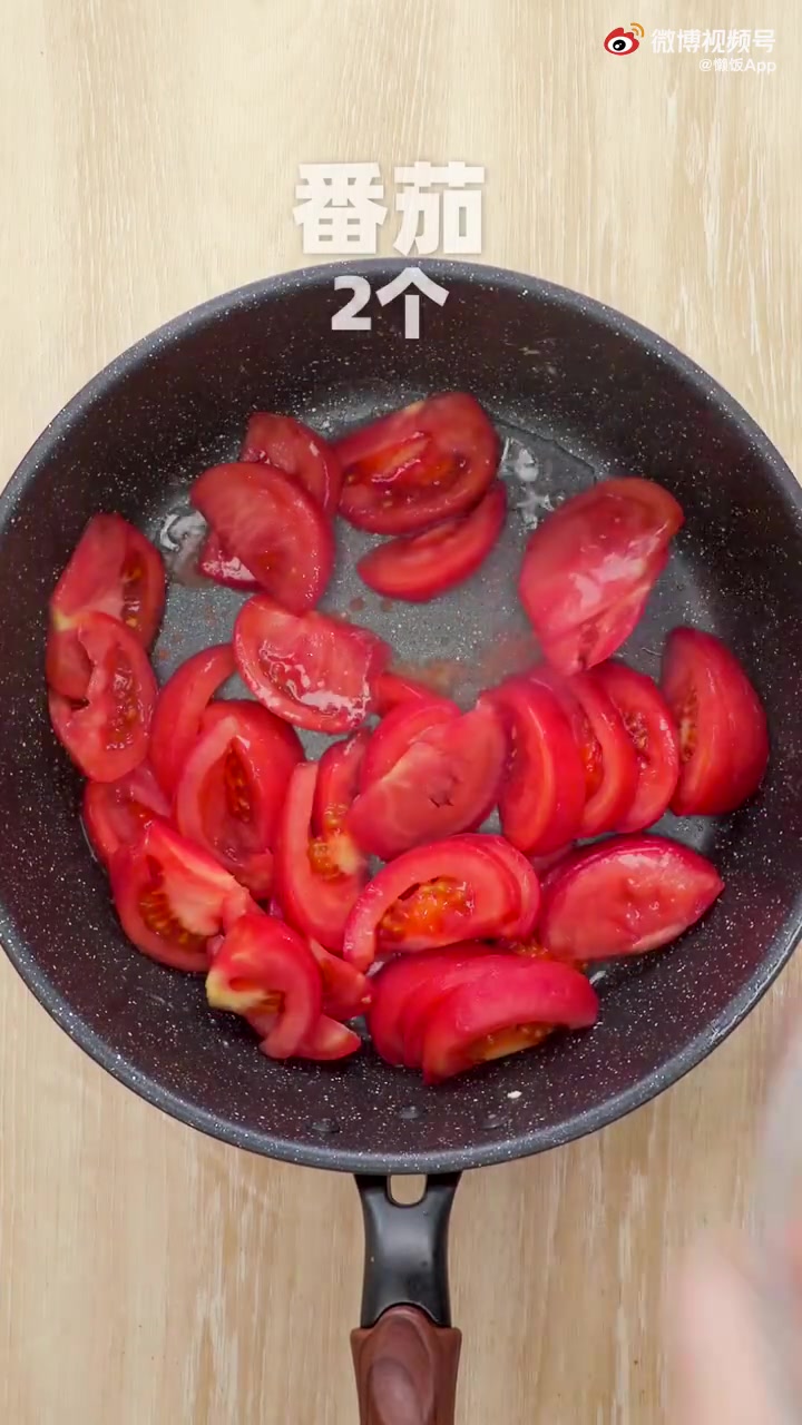 【番茄鸡蛋拌面】还有人能不爱番茄鸡蛋吗~没想到它拌面也同样好吃!看这浓郁的酱汁,再拌上爽口