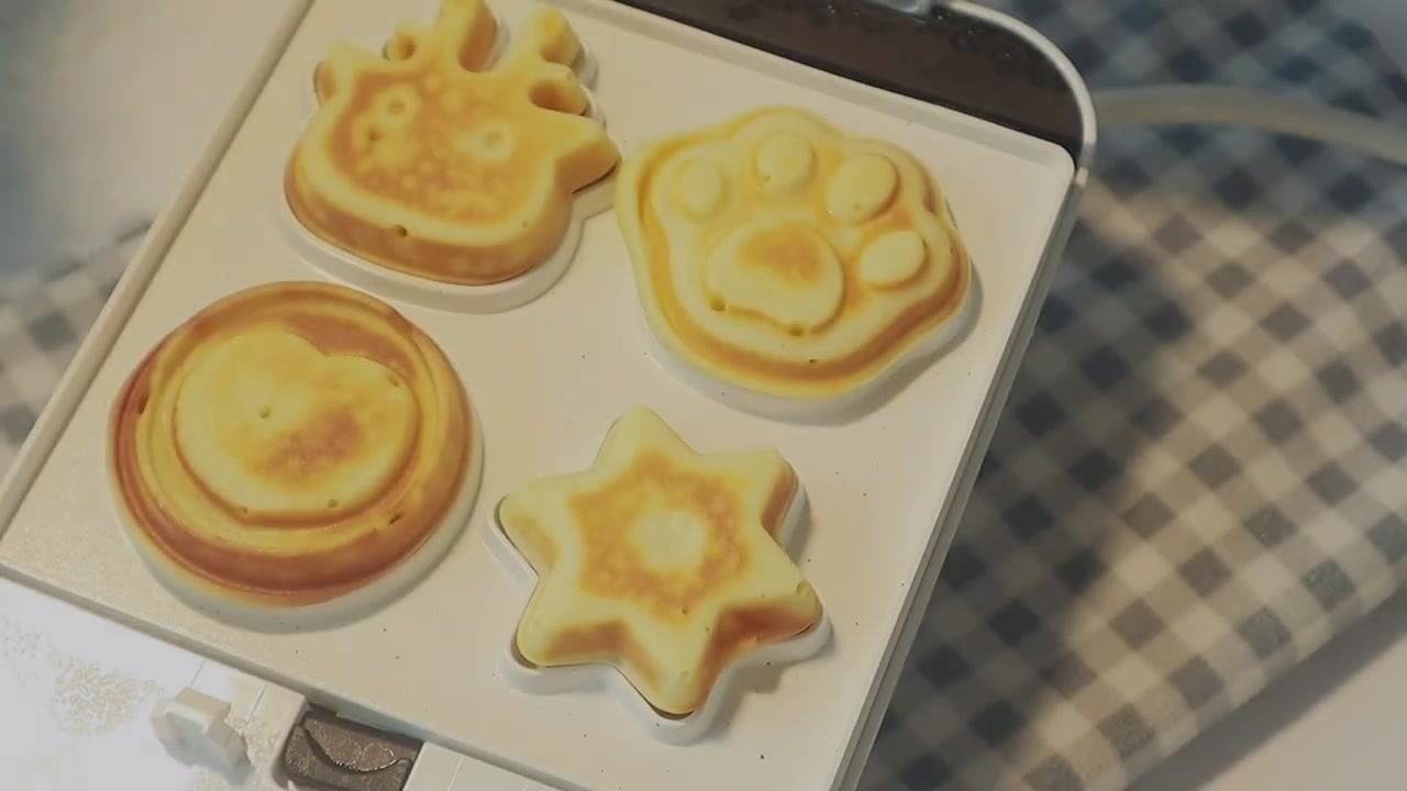 零失败的卡通小蛋糕 不用烤箱也能做的蛋糕 这款小蛋糕制作起来真的太简单啦 方便快捷很适合当