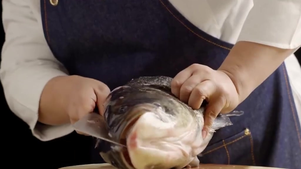 【江西省十大赣菜——白浇雄鱼头】白浇雄鱼头利用蒸代替煮的烹调方式,极致还原了鱼头原有形态,