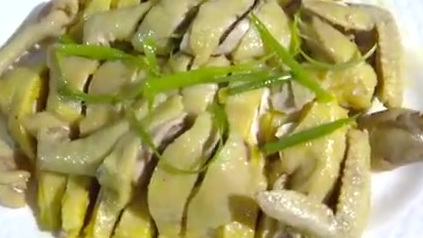 【吃鸡啦】逢年过节,招待亲朋,贺州餐桌上少不了鸡肉,有“无鸡不成宴”之说,其中以信都三黄鸡