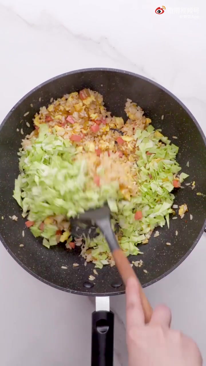 【榨菜火腿炒饭】下饭菜最爱的就是榨菜,搭配各种饭类粥类都超级好吃,这就是干饭人的灵魂之选!