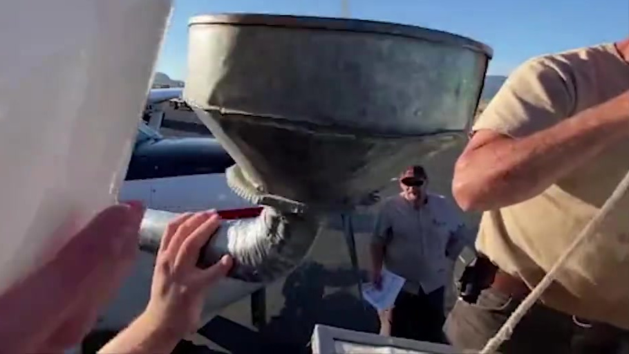 【下鱼了!美国犹他州用飞机“空投”鱼苗 每次可投放35000条】据每日邮报7月13日报道,