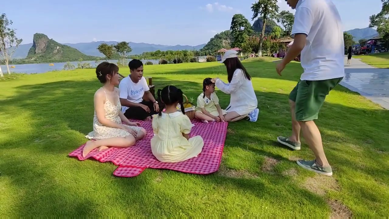 拖挂房车旅居生活DAY4,起早摸黑当演员的生活,真的不容易。  诺贝达在英德天鹅湖拍摄的第