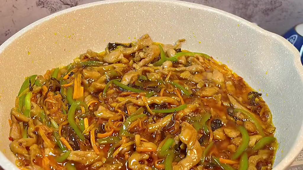 天热没胃口的一定要试试这个尖椒子姜炒牛肉。 真的是热火朝天