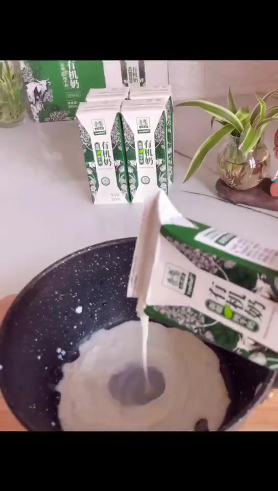 我家小朋友超爱的芒果牛奶布丁???? 家里有小朋友的一定备了不少牛奶????吧! 为确保营养全面,我家