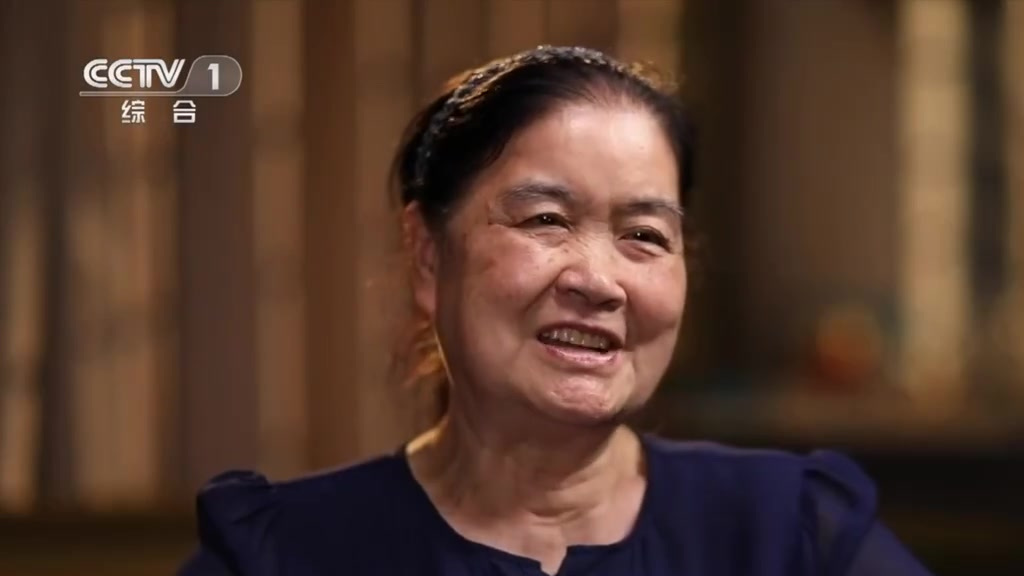 【在国画《绿色长城》中,画家关山月将木麻黄树林的美景展现得淋漓尽致!树梢上那片薄薄的阳光究