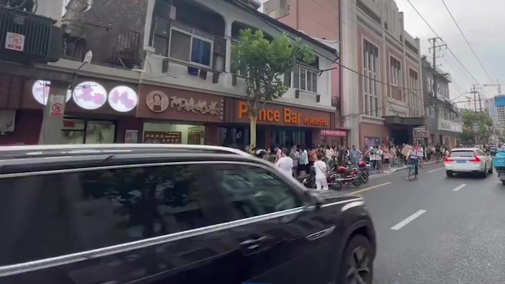 【开了30年的上海奶茶小店最后一天营业了,市民排队近百米:再不来就喝不到了】上海霍山路上开