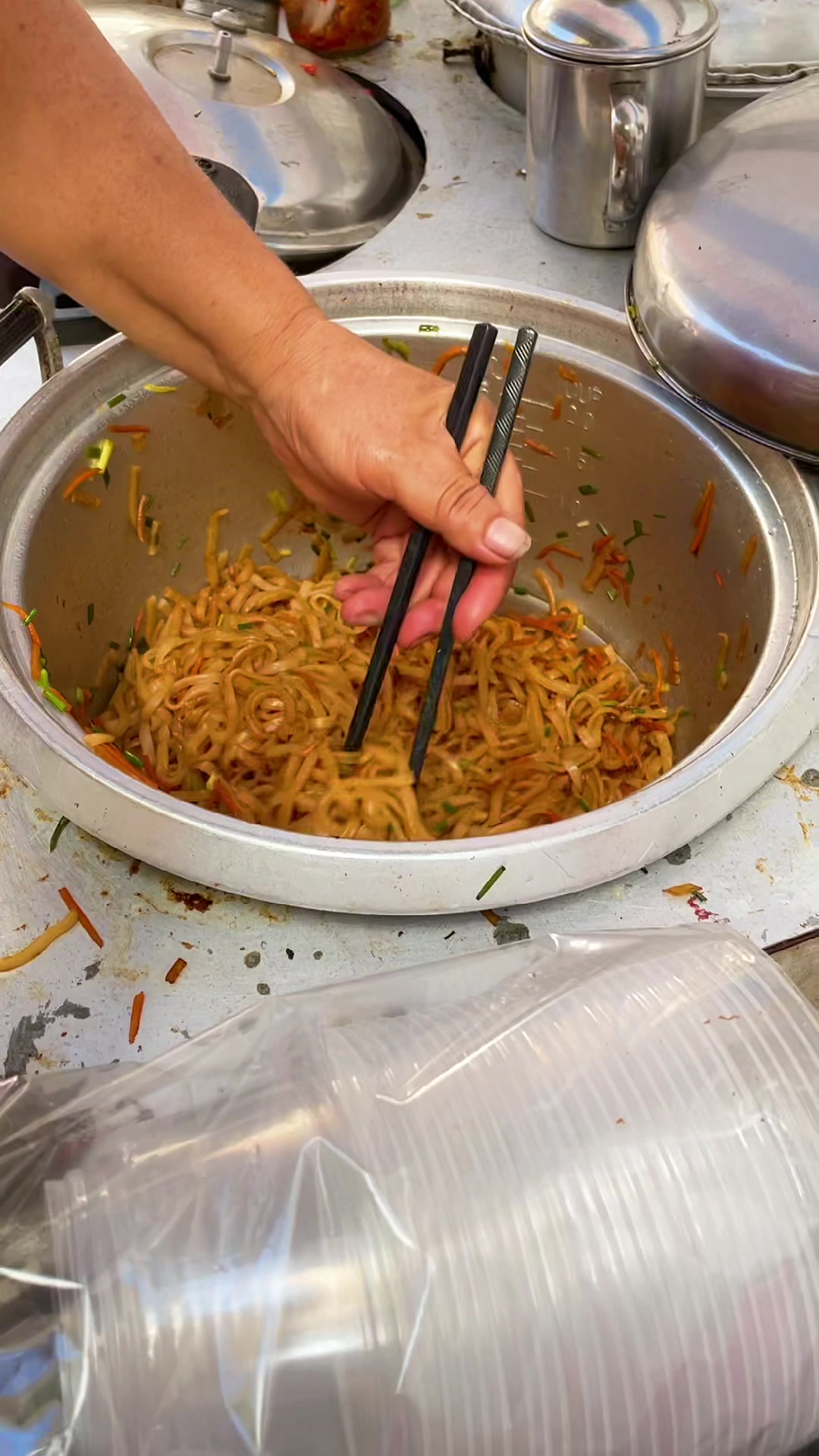 网红手推车牛腩炒粉,8元一碗,牛腩炖得软烂入味,盖在炒粉上