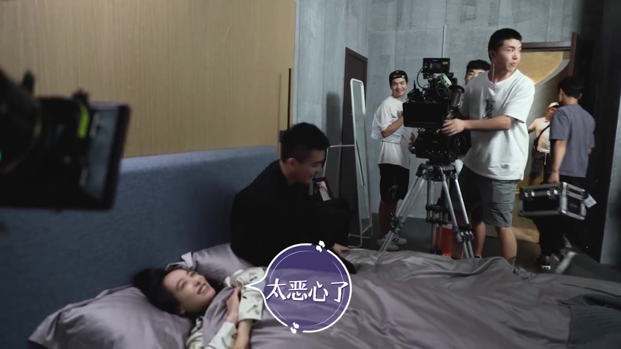 #陌生的恋人# 陌生人们今日份幕后花絮来袭,@宋茜 为何片场嫌弃“霍佑泽”?@欧豪 为何拍