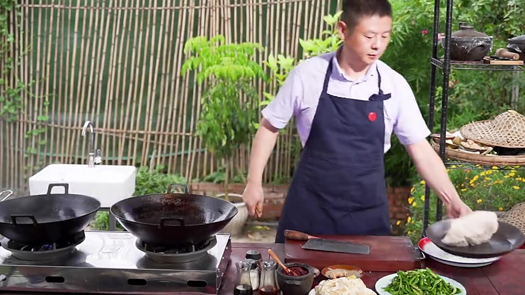 #晚间分享#  猪猪降价了,肉肉吃起来正宗的四川锅盔回锅肉怎么做?这个方法完美!