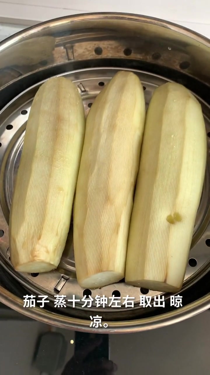 今天教大家蒜泥茄子的做法。