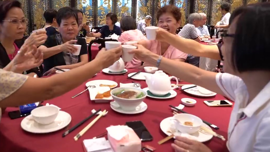 【为啥广东人都爱喝早茶?[馋嘴]】在广州的茶楼里,时常会看到一家老小坐在一起喝早茶。桌子上