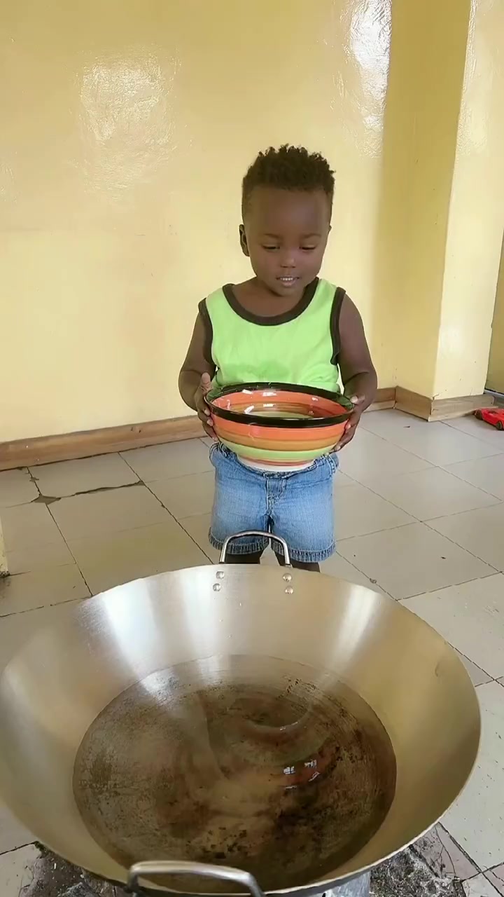 非洲孩子给煮泡面,我这个当爹的,吃在嘴里感觉真幸福!