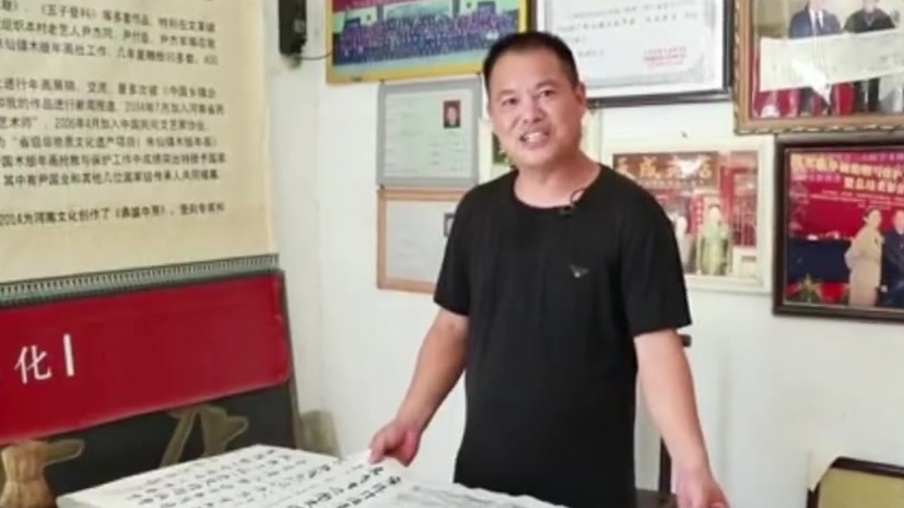 尹金堂是河南朱仙镇木版年画天成老店的第六代传人,也是年画版《清明上河图》的创作者。 