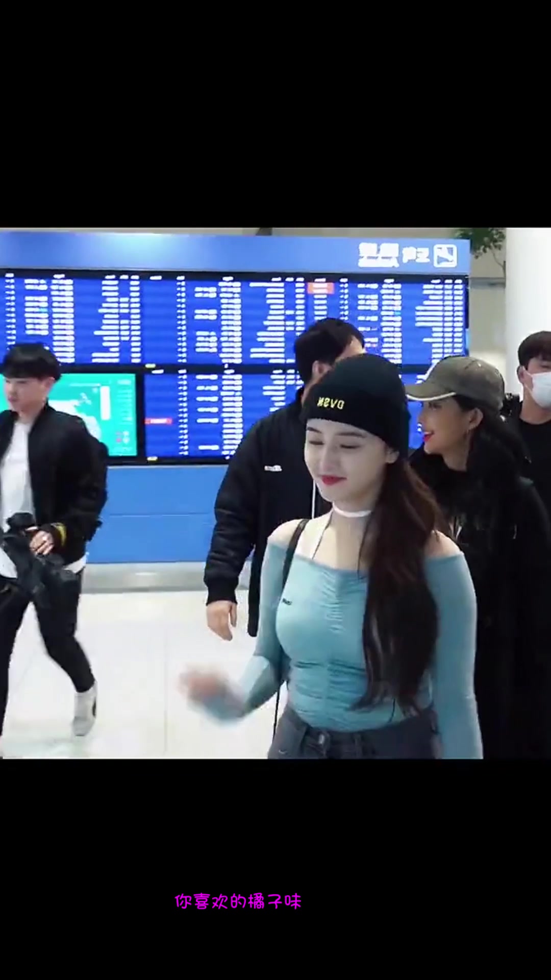机场偶遇微胖女神nancy李承利,00后的奶昔,人气真是火爆啊!