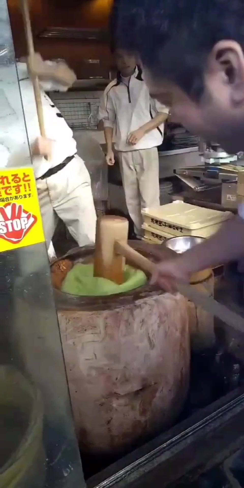 日本民间的传统打年糕,两位老哥这有点慢啊,难道是虚了?