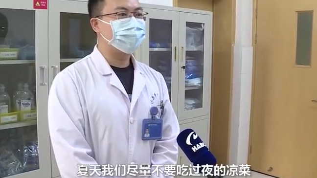 【警惕!一家三口吃过夜凉菜食物中毒】据荔枝新闻,近日,江苏淮安,仲先生一家因食用过夜凉拌菜