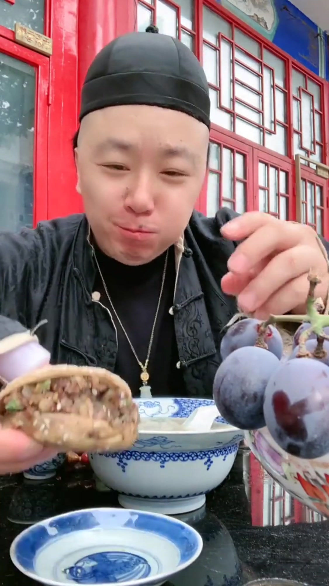 老北京大哥喝羊肉汤,还再弄一个烧饼夹肉,这顿早餐真丰盛