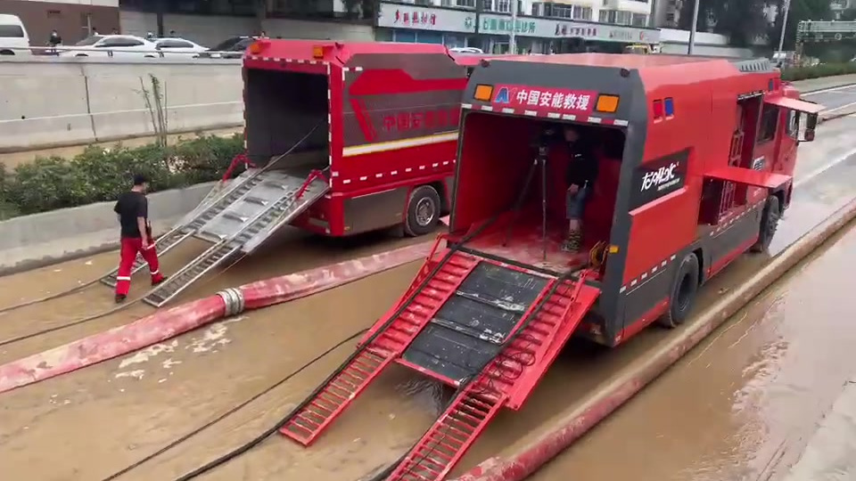 【京广南路航海路下穿隧道目前积水已下降3米左右】大河报记者在现场看到,三辆救援车正在进行抽