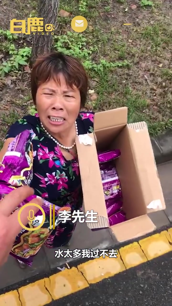【河南大姨霸总式给被困司机发方便面:一袋不中!必须两袋![开心]】7月21日,河南郑州。受