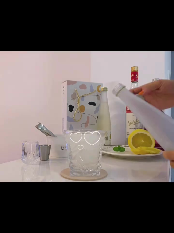 这杯酒的名字是朋友给取的,说看起来颜色特别的夏天