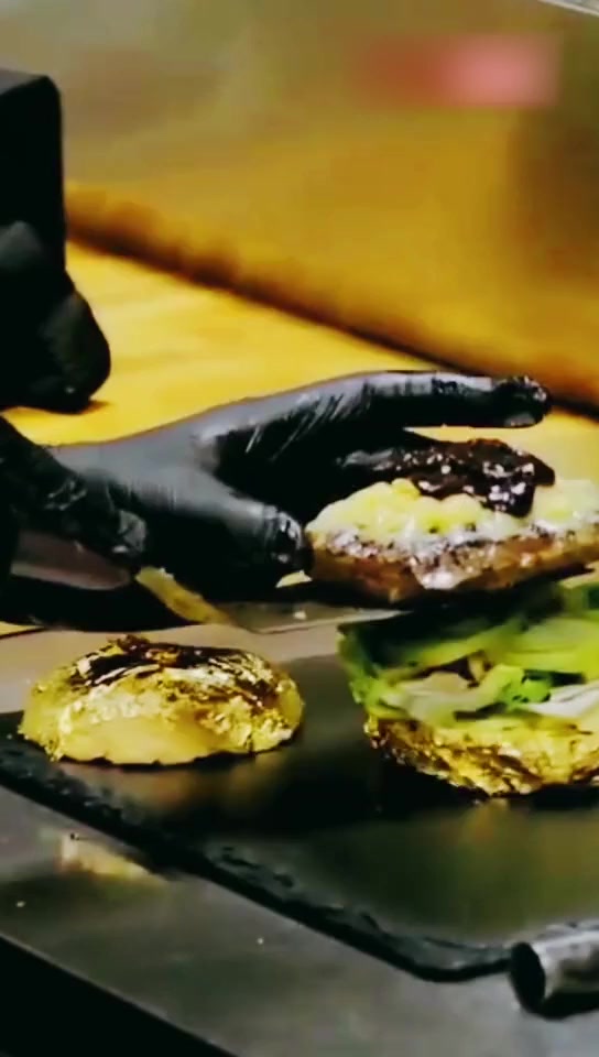 3.8万一个!荷兰推出世界最贵汉堡,里面真的有金子,你怎么看?