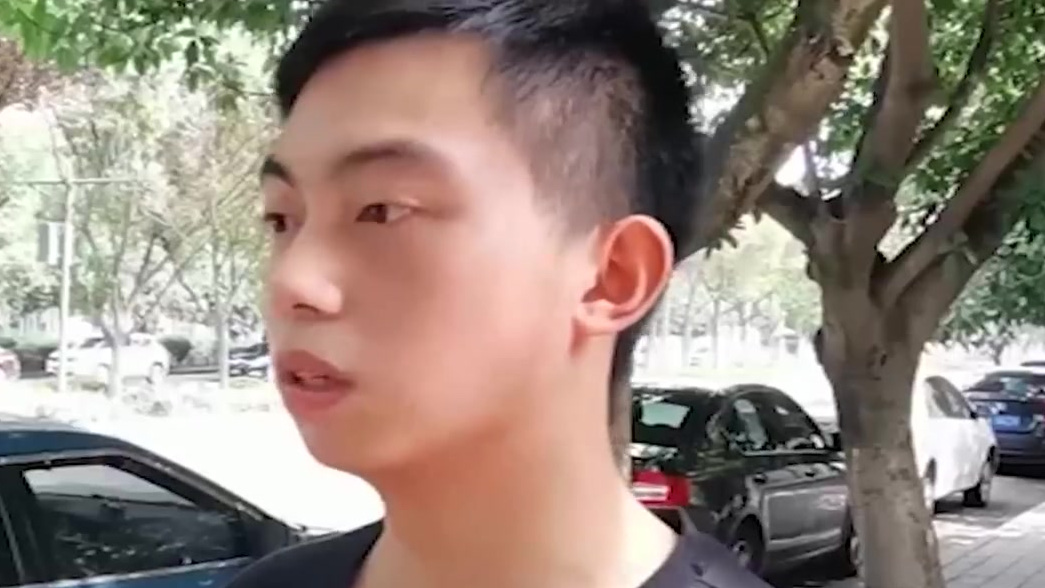 【因误会学生校内遭老师爆头殴打,被怒骂“教你做人”,怒索赔25万】7月19日,四川成都。在