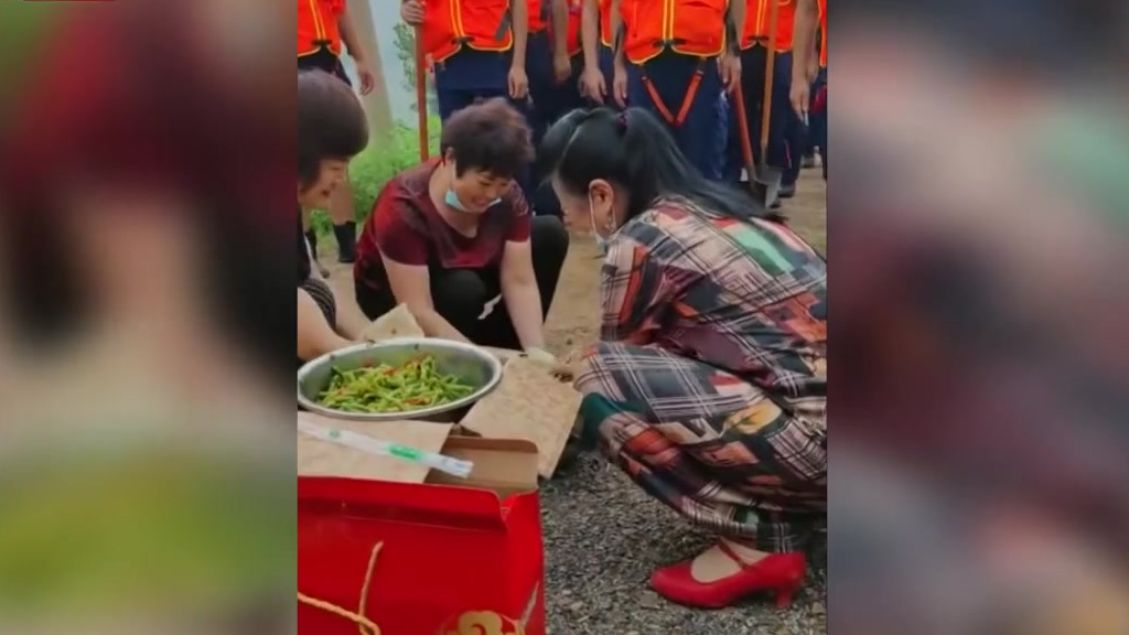 【河南大姐做烙馍卷菜感谢抗洪消防员 [心]】7月23日,河南省许昌市长葛市南席镇马武村附近
