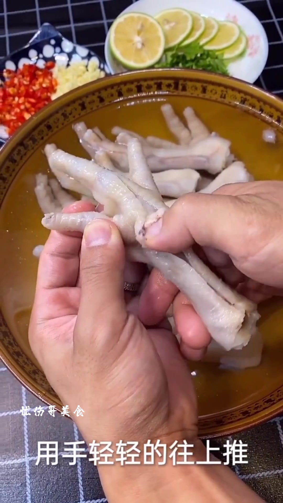 夏天凉拌无骨柠檬鸡爪开胃又好吃。