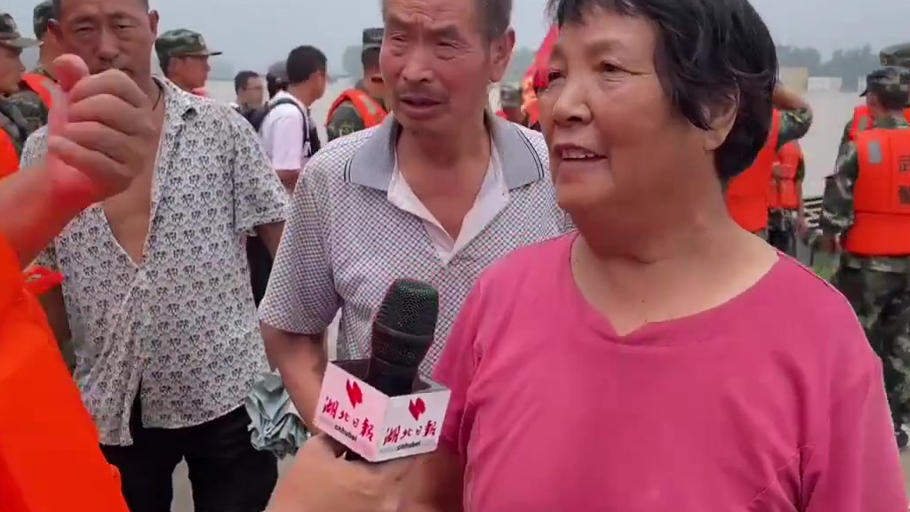 【星夜驰援!连夜架起生命之舟不漏一个群众】7月22日,河南新乡,多条河流超保证水位。当晚,