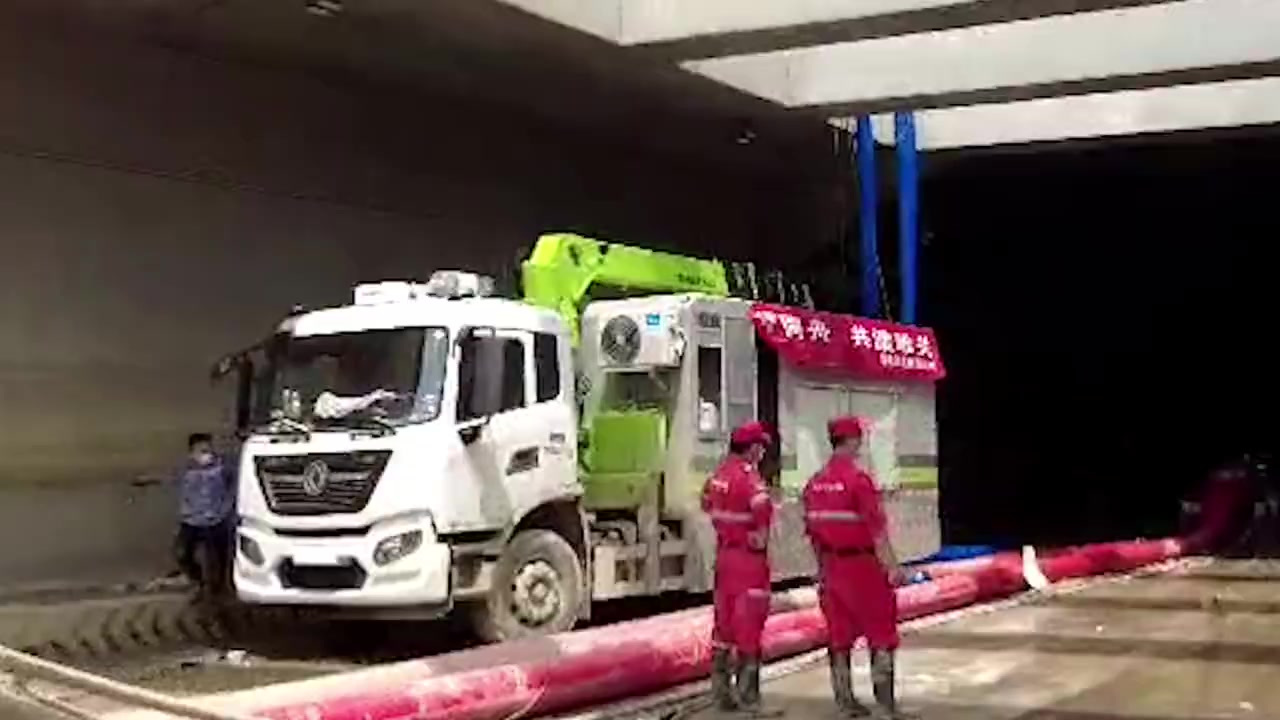 【直击京广隧道救援 |京广北路隧道水位下至30至40公分】7月24日12时许,正观记者实地