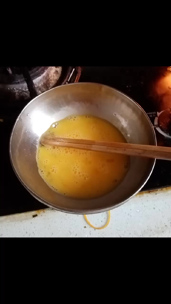 西红柿炒鸡蛋加胡萝卜清炒来个小米虾辣椒配大米饭又一顿家常菜