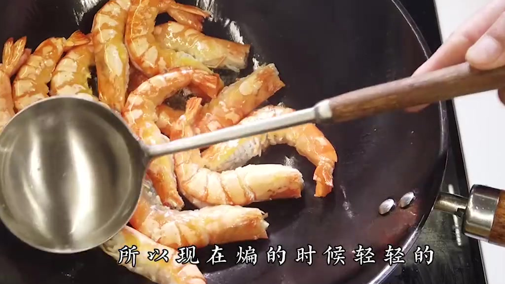 今天,你是不是也想吃妈妈做的油焖大虾了呢?鲁菜大师教做油焖大虾!学会大师的小技巧,大虾只只