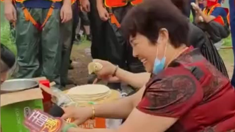 【河南大姐做烙馍卷菜感谢抗洪消防员 网友:这就是军民鱼水情[心]】7月23日,河南省许昌市