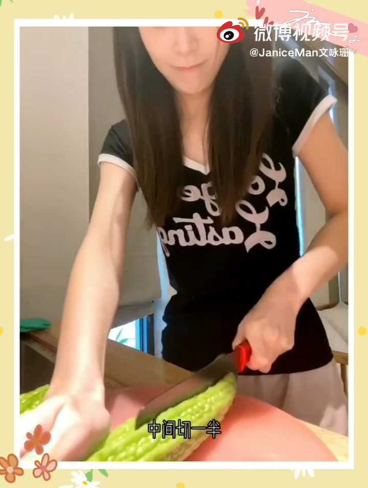 #今天吃什么# 夏日炎炎,怎么能少得了一碗降火消暑的苦瓜黄豆排骨汤呢?快来一起get夏季养